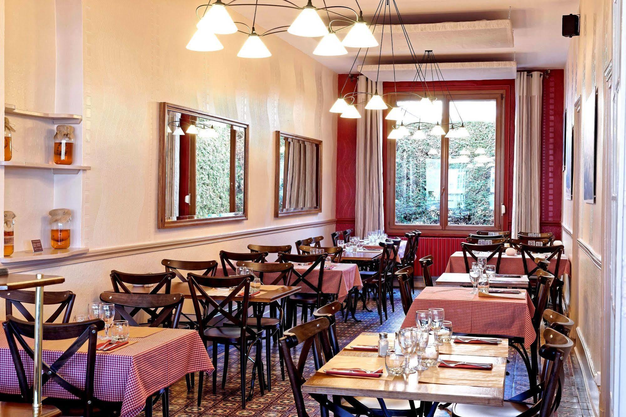 Contact Hotel Du Commerce Et Son Restaurant Cote A Cote Autun ภายนอก รูปภาพ